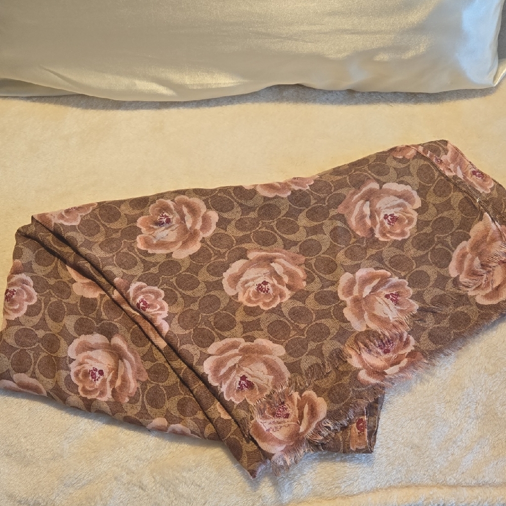 EUC Coach Signature C Rose Scarf